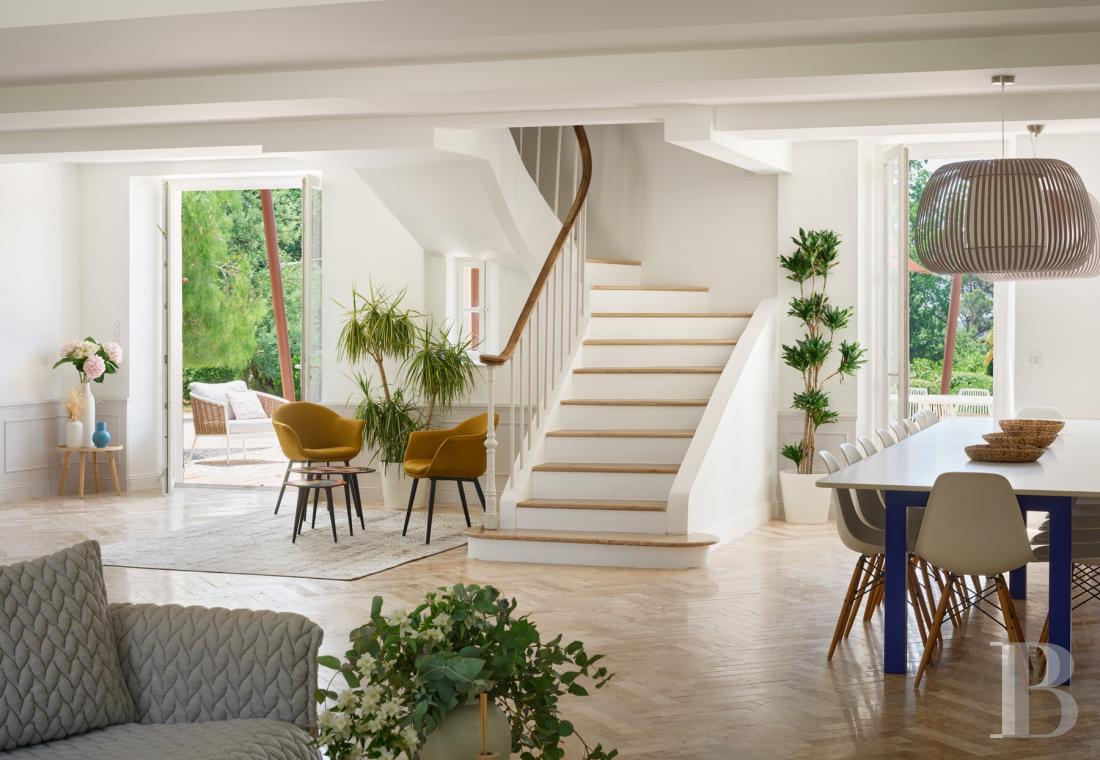 A renovated farmhouse surrounded by extensive grounds leading down to the sea, between Toulon and Hyères on the Var coast - photo  n°11